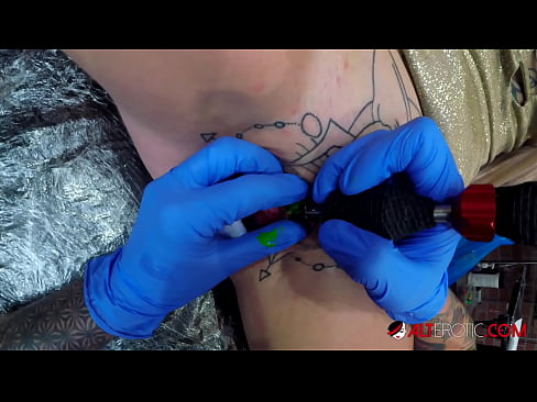 ❤️ Musikana ane nyora zvakanyanya Sully Savage akawana tattoo pa clitoris yake pa %sn.zoomporno.ru % ❤